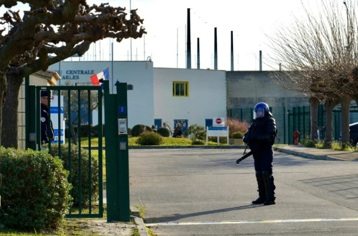 Un policier à l'entrée de la prison d'Arles (Bouches-du-Rhône), le 3 janvier 2025