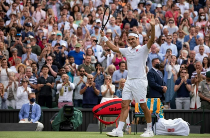 La joie du Suisse Roger Federer, après sa victoire en 3 sets face au Français Richard Gasquet, au 2e tour du tournoi de Wimbledon, le 1er juillet 2021 à Londres