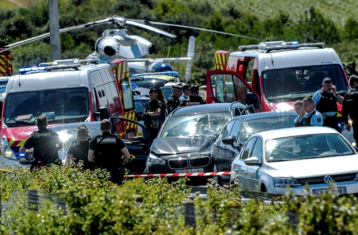 Des policiers autour d'une BMW endommagée avec un pare-brise cassé, après l'arrestation d'un suspect sur l'autoroute A16, près de la marquise, dans le nord, le 9 août 2017