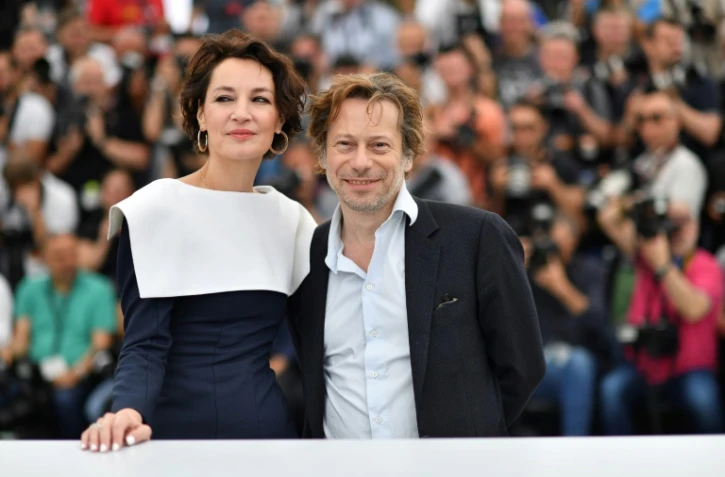 L'actrice Jeanne Balibar (g) et le metteur en scène Mathieu Amalric, au festival de Cannes pour la présentation du film "Barbara", le 18 mai 2017