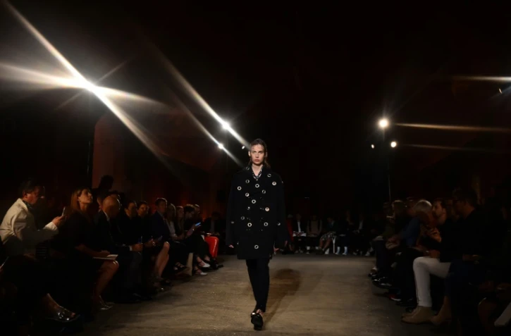 Un mannequin portant une création de la marque, Alexander McQueen lors du défilé de la collection printemps/été 2016 de Londres, le 14 juin 2015