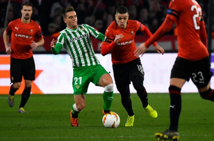 Le meneur de jeu de Rennes Hatem Ben Arfa (c) face au milieu de Séville Giovanni Lo Celso en 16es de finale aller de la Ligue Europa, le 14 février 2019 à Rennes 