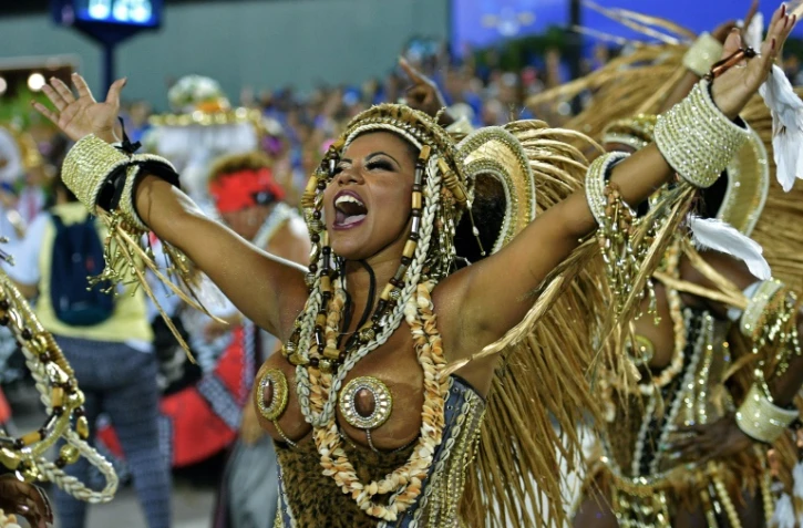 Une danseuse de l'école de samba Mangueira défile sur le sambodrome, le 5 mars 2019 lors du Carnaval de Rio