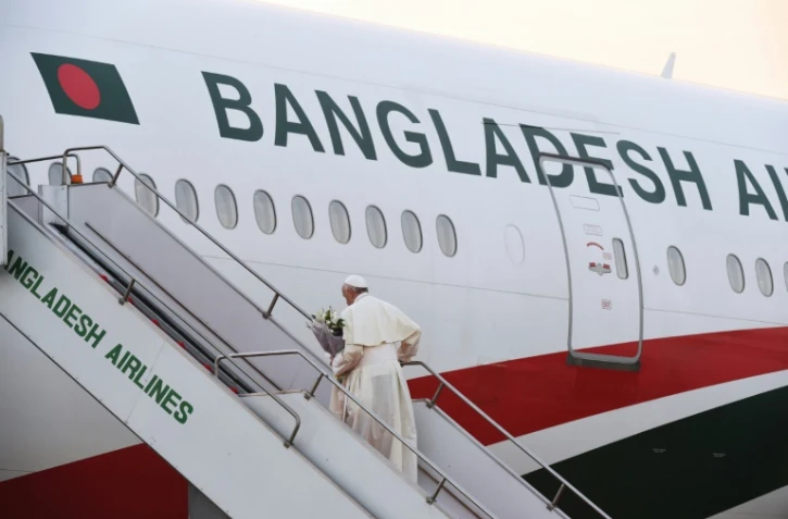 Le pape François monte dans l'avion après une visite de trois jours au Bangladesh, le 2 décembre 2017