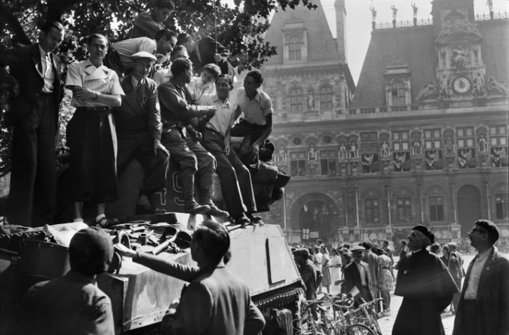 La foule accueille les troupes alliées devant l'hôtel de ville de Paris le 25 août 1944