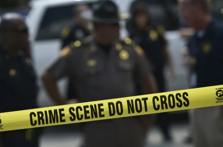 Des policiers derrière la scène de crime de la tuerie d'Orlando (Floride), le 12 juin 2016