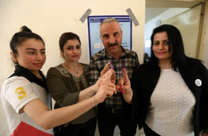 Photo de déplacés irakiens de  Mossoul, ancienne "capitale" en Irak du groupe Etat islamique, après avoir voté lors des législatives irakiennes du 12 avril 2018