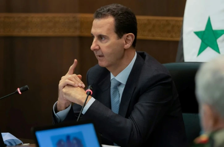 Cette photo fournie par la page Facebook de la présidence syrienne le 30 mars 2021 montre le président Bachar Al-Assad rencontrant des membres du gouvernement à Damas
