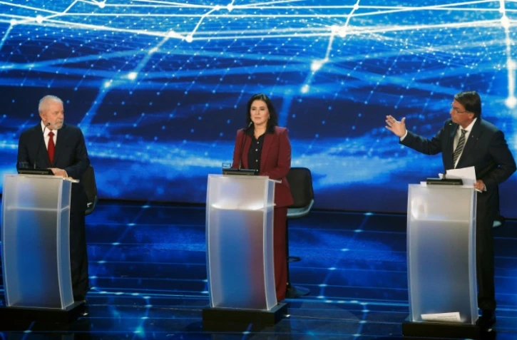 Le président brésilien sortant Jair Bolsonaro (d) et Luiz Inacio Lula da Silva (g), tous deux candidats à la présidentielle,  lors d'un débat télévisé, le 28 août 2022 à Sao Paulo 
