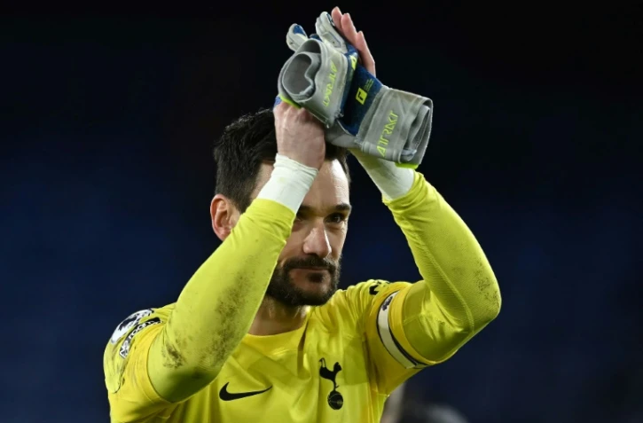 Le gardien de but français de Tottenham, Hugo Lloris, salue le public après la victoire contre Crystal Palace au Selhurst Park le 4 janvier 2023 à Londres