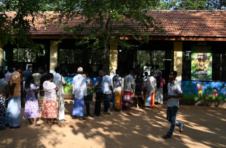 File d'attente des électeurs pour le scrutin présidentiel au Sri Lanka, le 16 novembre 2019 dans un bureau de vote à Weerawila