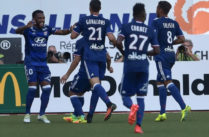 L'attaquant de Lyon Alexandre Lacazette félicité par ses coéquipiers après un but face à Nancy, le 14 août 2016 au Stade Marcel Picot