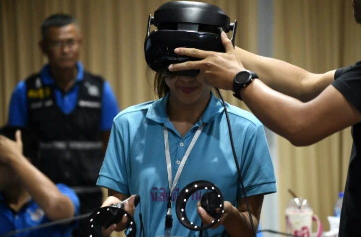 Une experte de la police scientifique est formée, grâce à la réalité virtuelle, à la gestion des catastrophes, le 26 février 2019 à Chon Buri, en Thaïlande