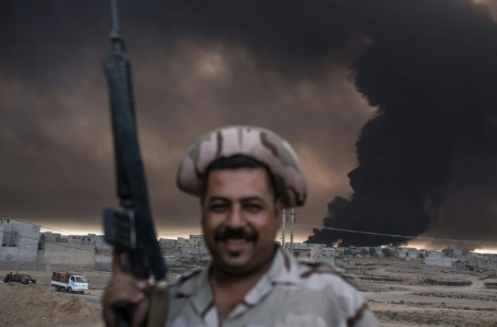 Un soldat irakien dans les environs de Qayyarah, une soixantaine de kilomètres au sud de Mossoul, le 19 octobre 2016