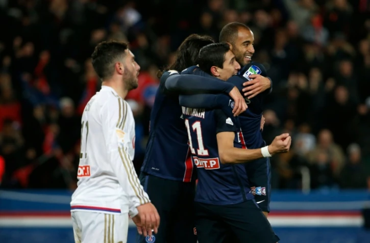 Les Parisiens congratulent Lucas Moura, buteur face à l'OL en quarts de finale de la Coupe de la Ligue, le 21 janvier 2016au Parc des Princes