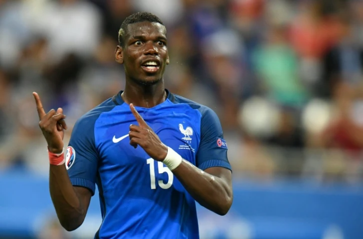 Le milieu français Paul Pogba face aux Portugais en finale de l'Euro-2016 au Stade de France, le 9 août 2016