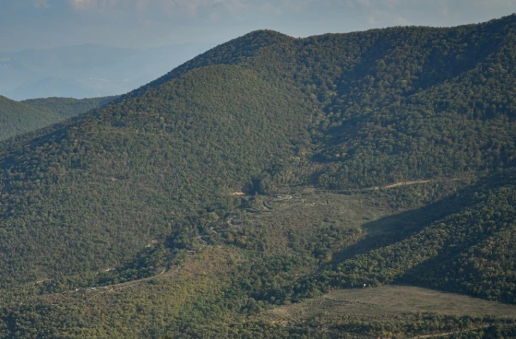 Des sites militaires azerbaïdjanais dans les forêts de la réserve naturelle de Shikahogh, vus depuis le village arménien de Srashen, le 22 octobre 2026 en Arménie