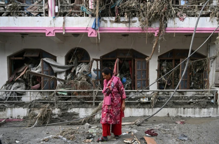 Une femme près des décombres de sa maison à Devighat, Népal, le 28 août 2026 