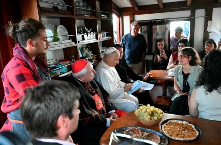 Le pape Léon XIV à côté du cardinal français Jean-Marc Aveline lors d'une visite du navire-école de paix "MED 25 - Bel Espoir", dans le port d'Ostie près de Rome le 17 octobre 2025.