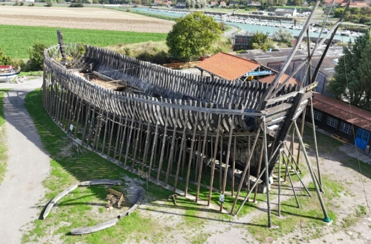 Vue aérienne du Jean-Bart, une réplique grandeur nature d'un navire de guerre de l'époque de Louis XIV, en cours de construction, à Gravelines, dans Nord, le 7 septembre 2026
