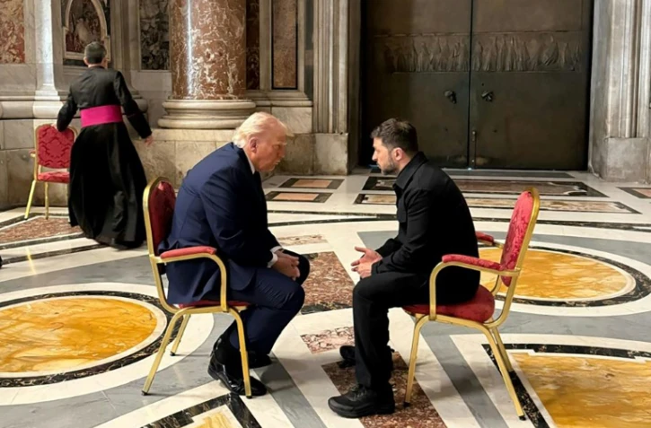 Photo diffusée par le service de presse de la présidence ukrainienne, le 26 avril 2025, montrant une rencontre entre le président ukrainien Volodymyr Zelensky (g) et le président américain Donald Trump à la basilique Saint-Pierre en marge des funérailles du pape François au Vatican
