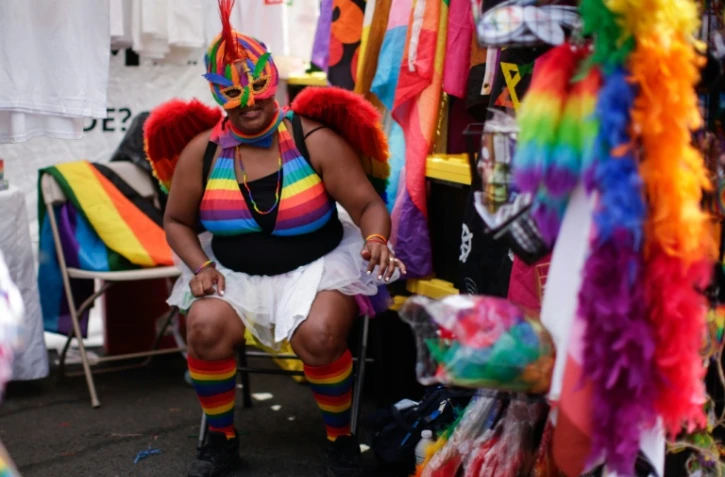 Une hĂ´tesse d'un stand Ă la Harlem Pride, Ă New York