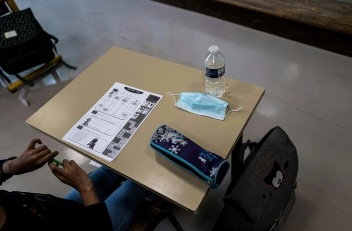 Table d'écolier le 14 mai 2020 à Lyon pendant la pandémie de Covid-19