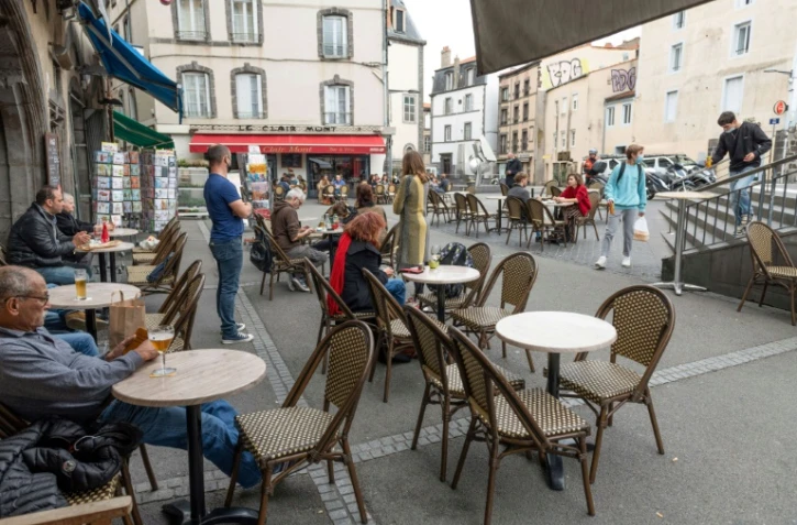 Terrasse de café Place Saint-Pierre à Clermont-Ferrand en octobre 2020