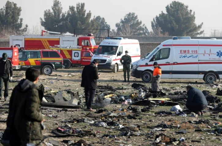 Des secouristes sont sur les lieux du crash de l'avion ukrainien, le 8 janvier 2020, près de l'aéroport à Téhéran