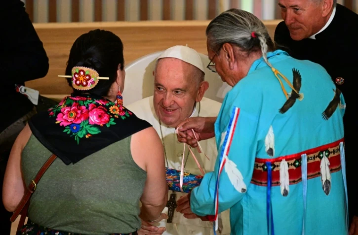 Le pape François reçoit des cadeaux de membres de communautés indigènes à Edmonton, Canada, le 25 juillet 2022