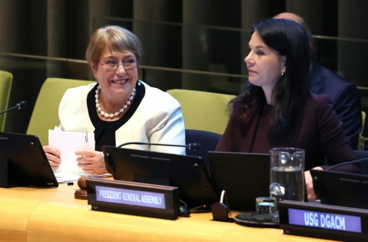 L'ancienne présidente chilienne Michelle Bachelet (G) et Annalena Baerbock, présidente de l'Assemblée générale de l'ONU, lors d'une audition au siège de l'ONU pour le poste de secrétaire général, le 21 avril 2026 à New York 