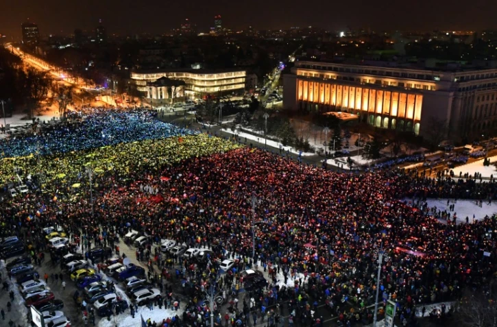 Des dizaines de milliers de Roumains dans la rue pour le 13e jour consécutif, afin de demander la démission du gouvernement, le 12 février 2017 à Bucarest 