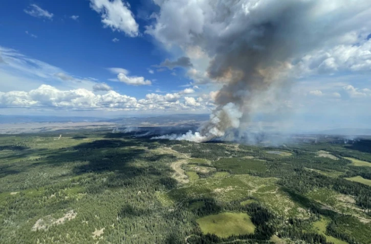 Vue aĂ©rienne prise le 27 juillet 2023 par les pompiers de Colombie Britannique montrant de la fumĂ©e qui s'Ă©lĂšve des feux de forĂȘt au sud de la ville de Kamloops