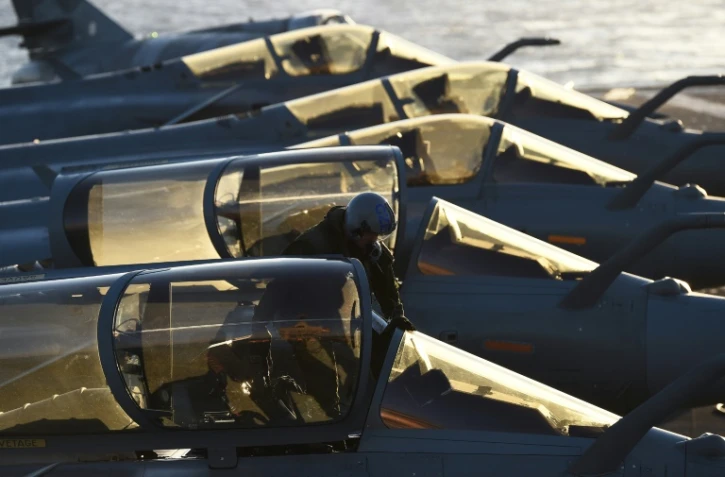 Des avions de chasse français de retour sur le porte-avions Charles de Gaulle après des raids sur l'Irak et la Syrie, en Méditerranée le 23 novembre 2015 