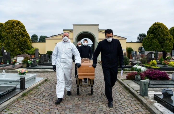 Funerailles sans public au cimetière de Grassobbio, le 23 mars 2020