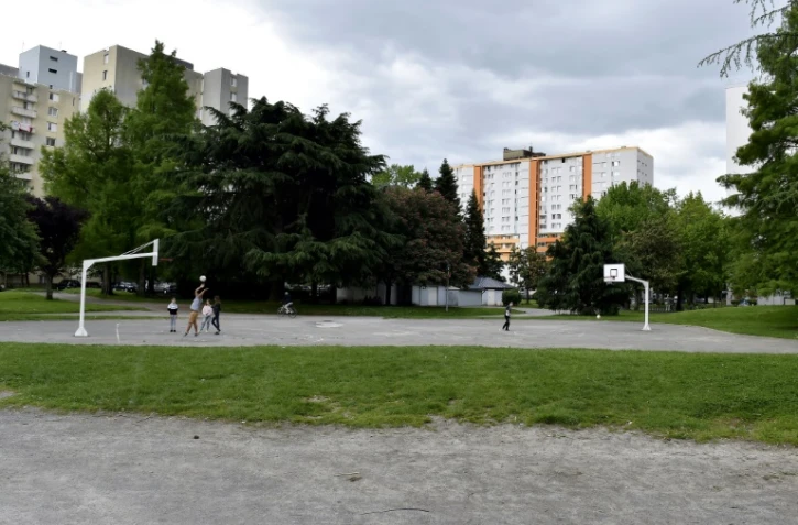 Des jeunes jouent au basket le 21 mai 2018 à la Plaine des Jeux du quartier sensible de Saragosse à Pau (Pyrénées-Altantiques) où un homme de 32 ans a été battu à mort trois jours avant.