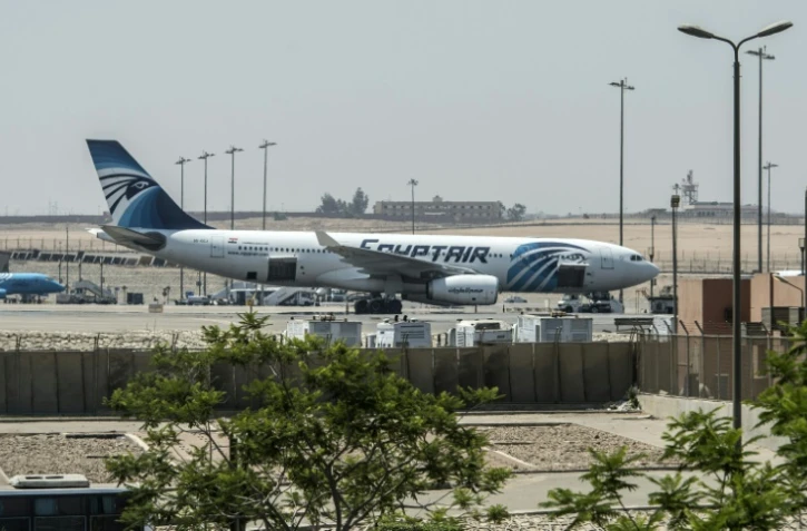 Un avion de la compagnie EgyptAir sur le tarmac de l'aéroport du Caire, le 19 mai 2016