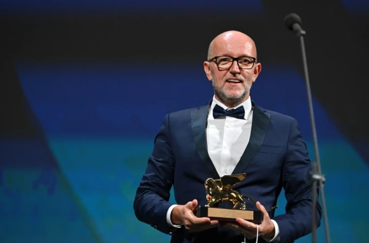 Le directeur marketing de Disney pour l'Italie, Davide Romani, reçoit le Lion d'Or du 77e festival du film de Venise au nom de la cinéaste américaine Chloé Zhao pour le film "Nomadland" , le 12 septembre 2020 à Venise