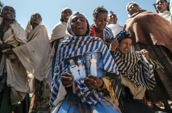 Des femmes pleurent leurs proches victimes d'un massacre attribué aux forces érythréennes à Dengolat, au nord de Mekele, capitale de la région du Tigré, au nord de l'Ethiopie, le 26 février 2021