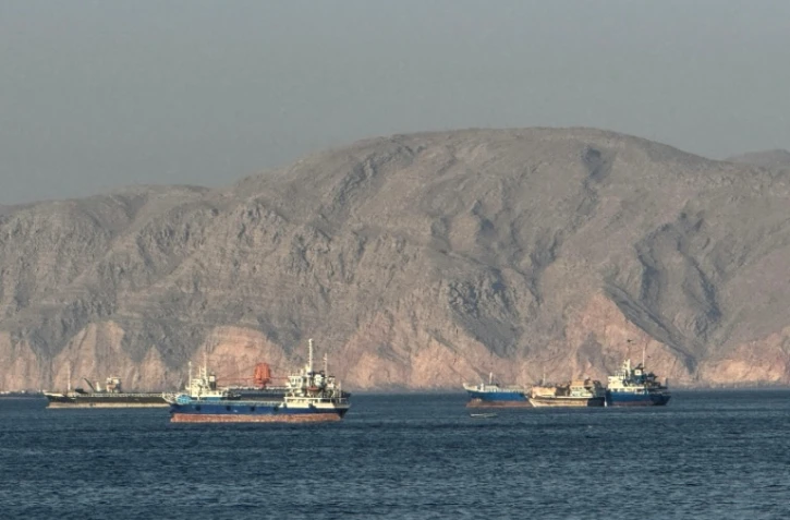Des navires à l'ancre dans le détroit d'Ormuz au large d'Oman, le 17 mai 2026