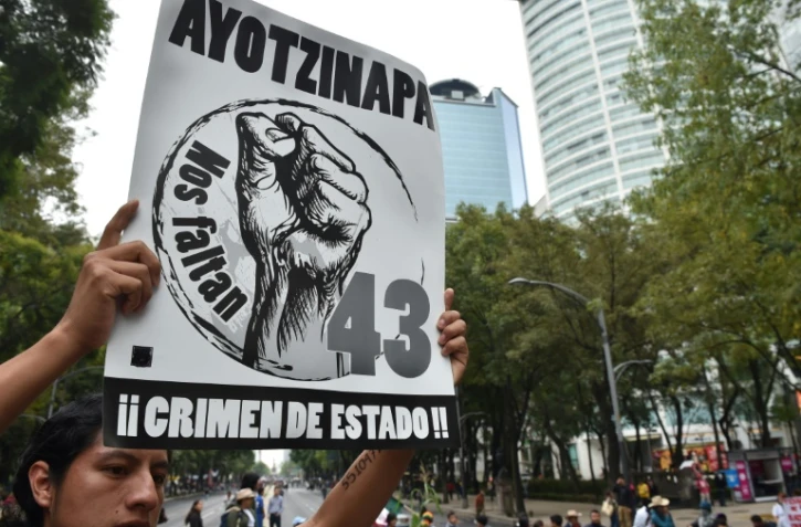 Des proches des 43 étudiants mexicains disparus à Iguala manifestent à Mexico, le 26 septembre 2015, un an après leur disparition