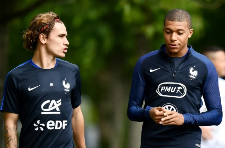 Kylian Mbappé et Antoine Griezmann lors d'un entraînement avec l'équipe de France au centre du football de Clairefontaine, le 30 mai 2017