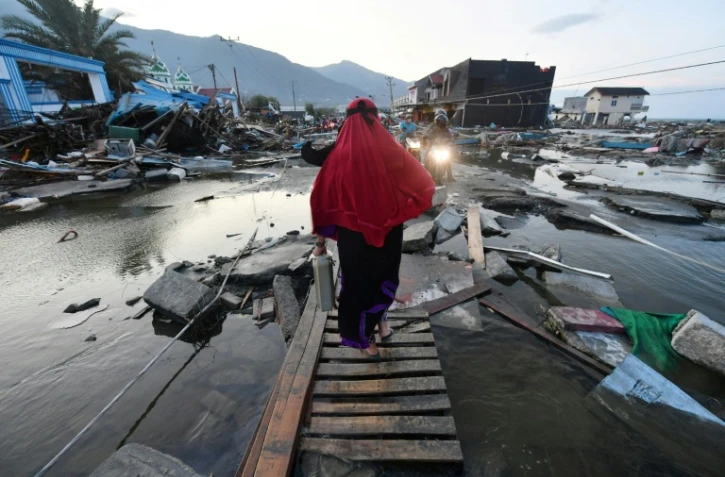 Une femme marche au milieu d'une zone dévastée à Palu le 1er octobre 2018
