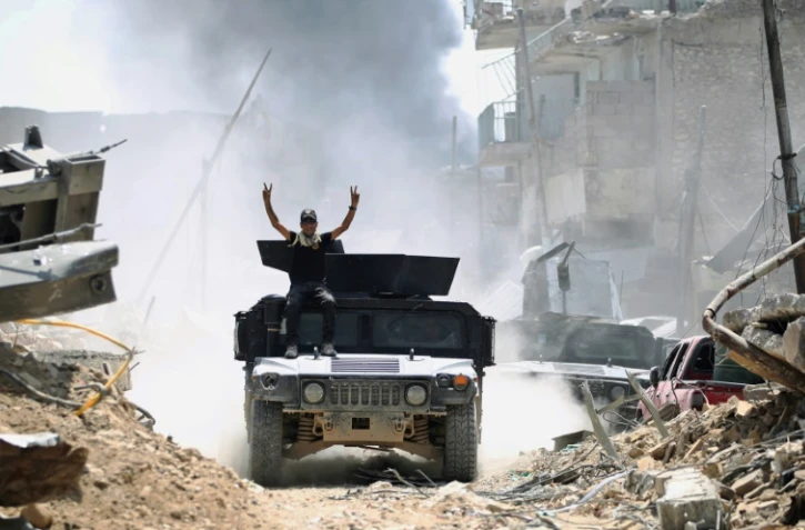 Un soldat des forces d'élite du contre-terrorisme (CTS) irakiennes patrouille dans la Vieille ville de Mossoul, le 30 juin 2017