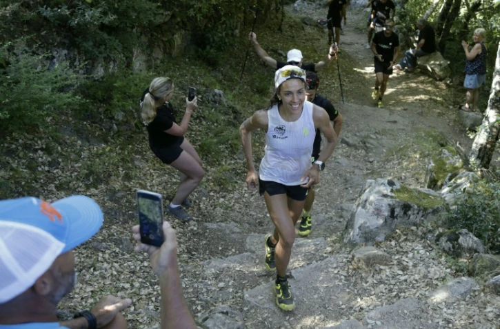 La traileuse Anne-Lise Rousset lors de son passage au col de Bavella, le 13 juin 2022 près de Zonsa, a pulvérisé, en 35 heures et 50 mn, le record féminin du mythique GR 20 en Corse sur 170 km et 13.000 m de dénivelé positif