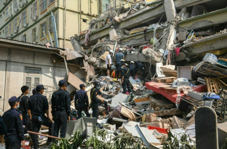 Des secouristes recherchent des survivants dans les décombres, le 29 mars 2025 à Mandalay (centre), près de l'épicentre du séisme qui a frappé la veille la Birmanie