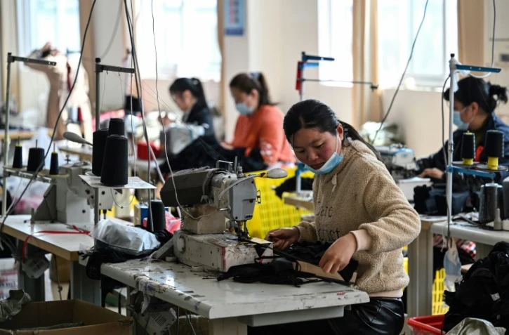 Des employées d'une usine de lingerie, le 25 mars 2021 à Guanyun, dans l'est de la Chine