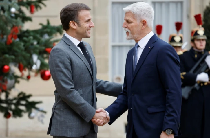 Le président français Emmanuel Macron (G) et son homologue tchèque Petr Pavel (D) à l'Elysée à Paris, le 20 décembre 2023