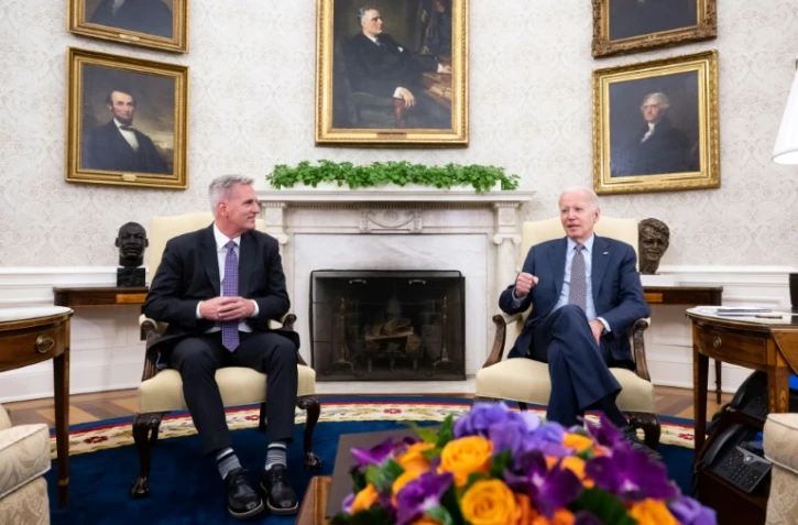 Le président Joe Biden et le chef de l'opposition Kevin McCarthy en amont d'une réunion en tête-à-tête dans le Bureau ovale de la Maison Blanche, le 22 mai 2023