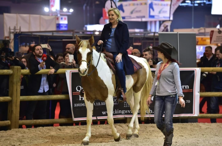 La présidente du Front national Marine Le Pen monte pendant une visite au Salon du cheval à Villepinte, au nord de Paris, le 2 décembre 2016